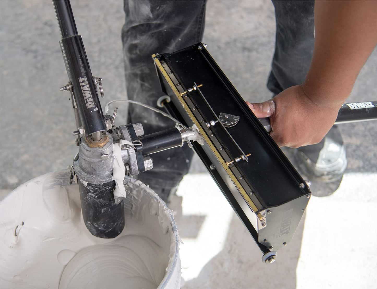 DEWALT 7-Inch MEGA Flat Box | High Capacity + Easy Clean | DXTT-2-767