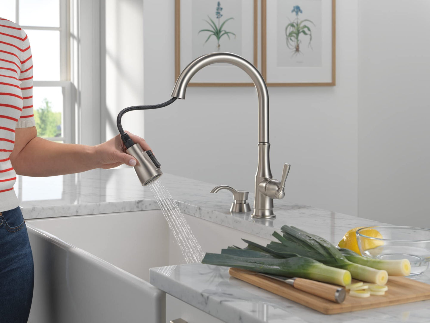 Delta Capertee Brushed Nickel Kitchen Faucet with Pull Down Sprayer and Soap Dispenser, Modern Single Hole Kitchen Sink Faucet, Single Handle, Spotshield Stainless 19877Z-SPSD-DST