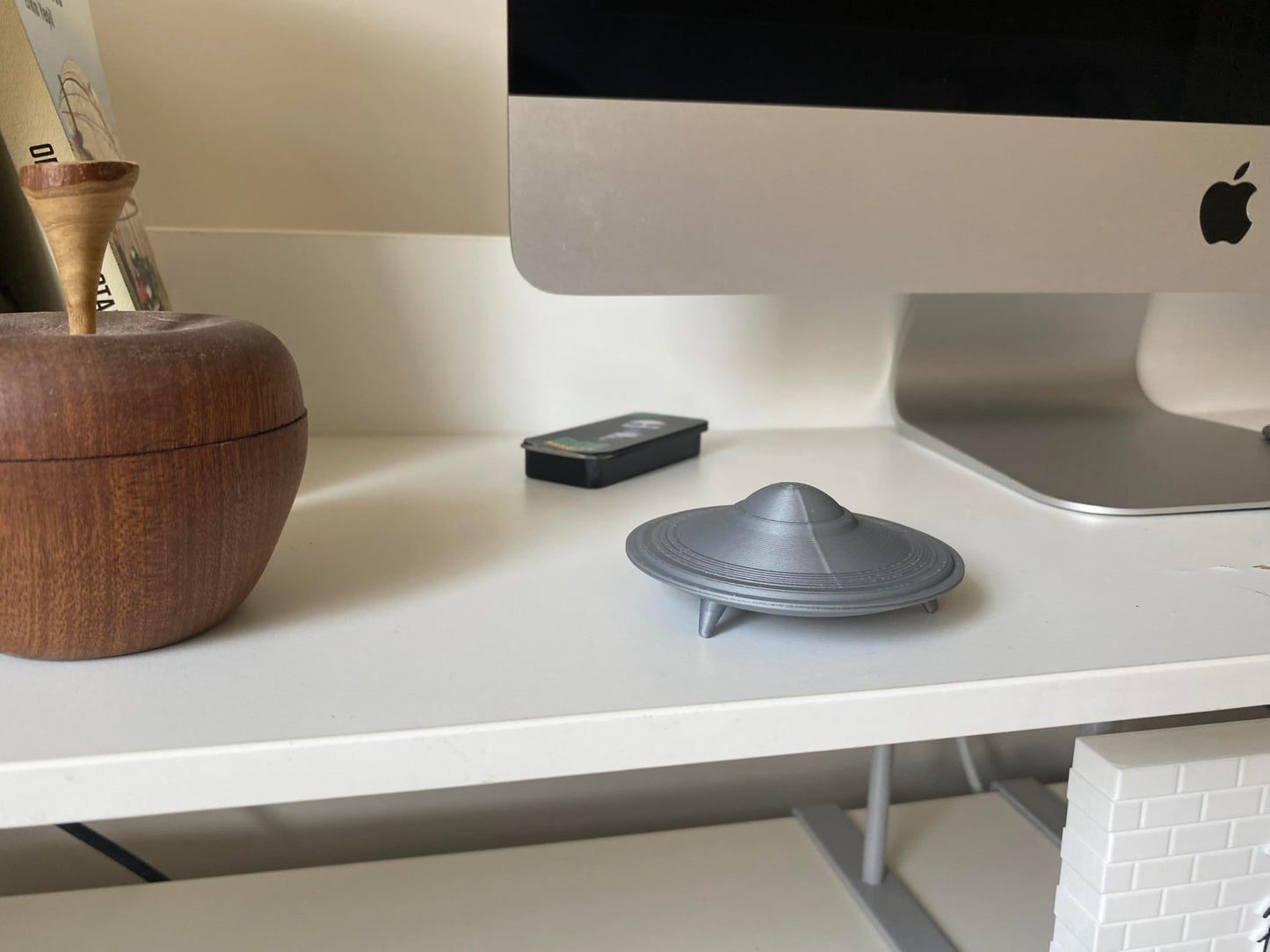 UFO Flying Saucer Figurine – 3D Printed Sci-Fi UAP Desk Decor, Alien Spaceship Model, Unique Gift for Sci-Fi Lovers, Retro Futuristic Home Decoration - SILVER