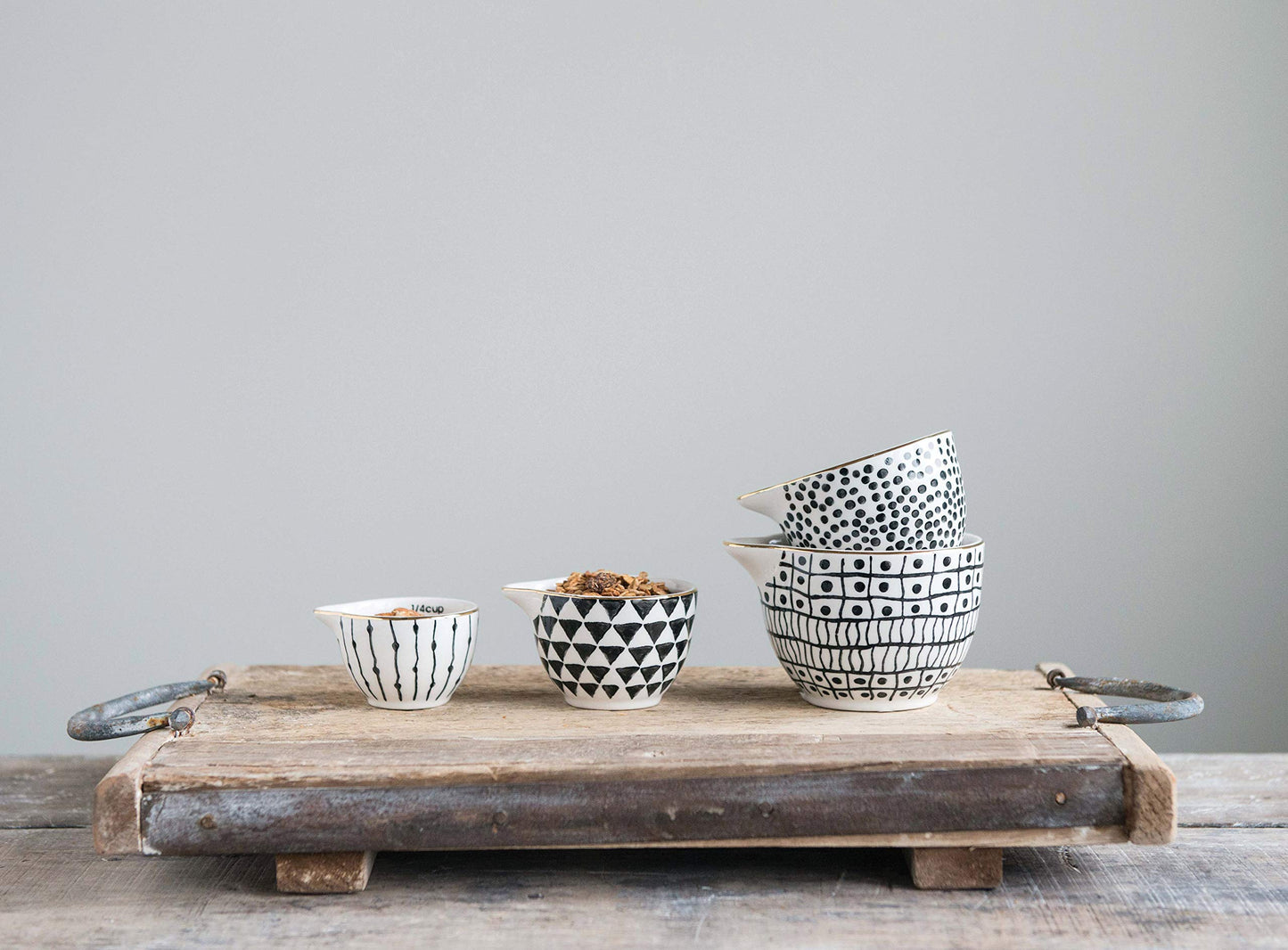 Creative Co-Op Black & White Stoneware Measuring Cups with Gold Electroplating (Set of 4 Sizes)