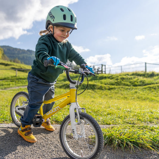 woom GO 2 Bicycle for Children 3 to 4.5 Years Old, 14-Inch Lightweight Bike with Handbrake, Steering Limiter & Chainguard for Boys & Girls - GO 2 - Hot Pink