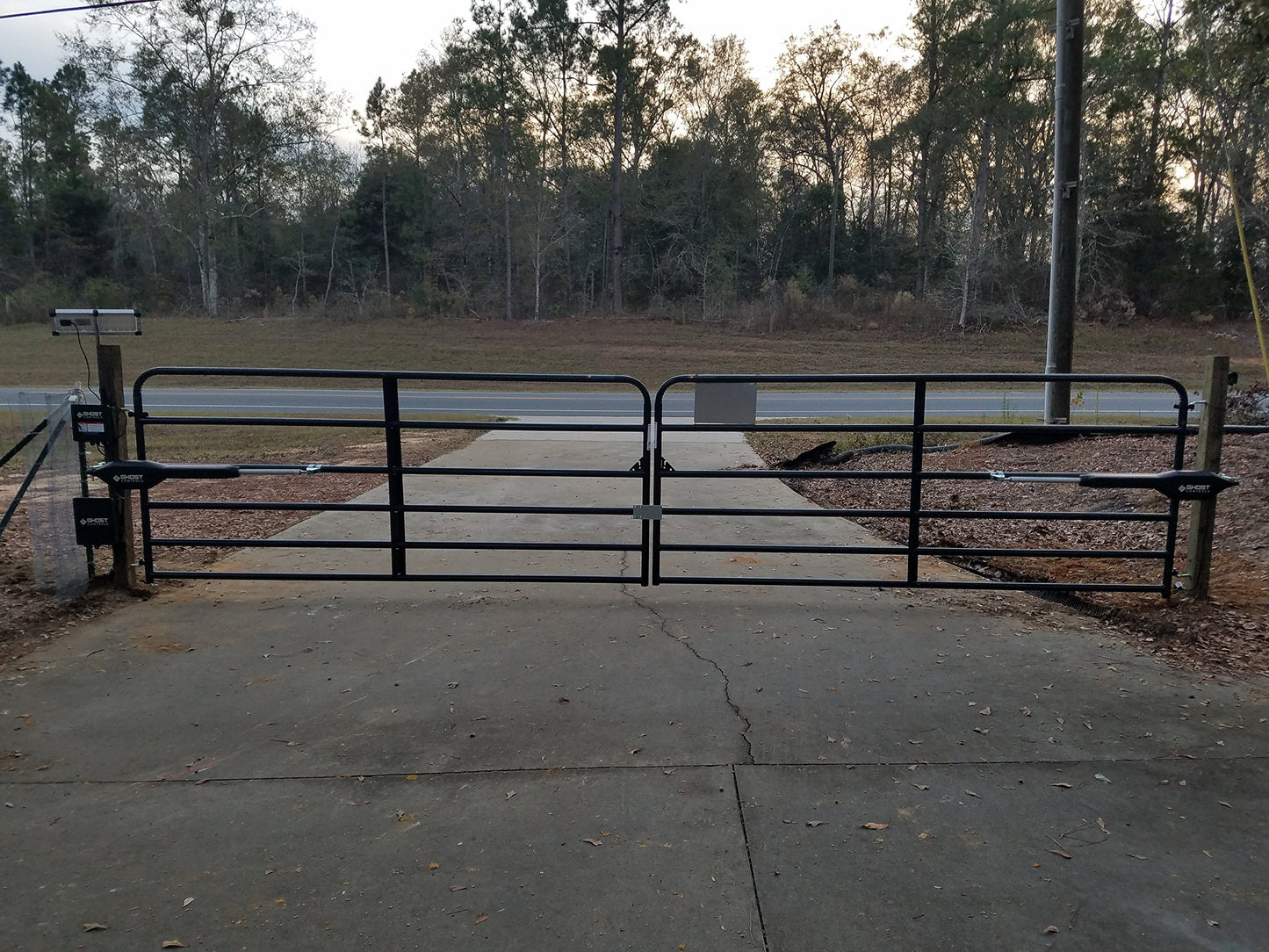 GC GHOST CONTROLS Heavy-Duty Automatic Gate Opener Kit for Swing Gates with Long-Range Gate Opener Remote - Model TDS2